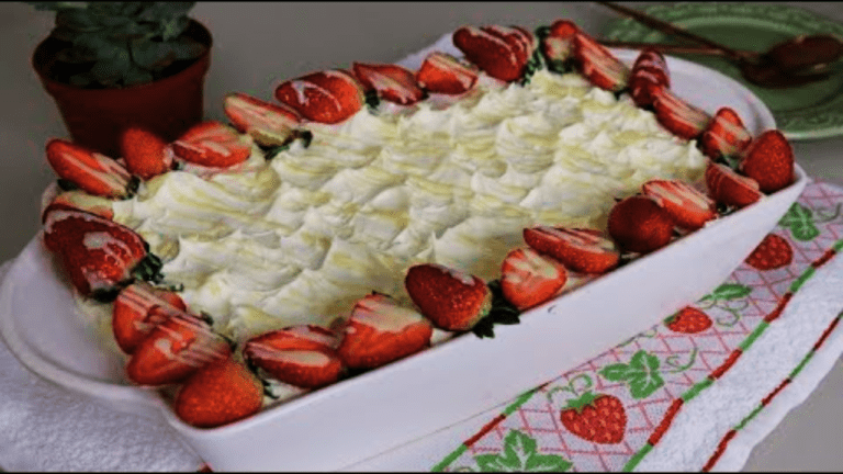 Pavê de Morango com Nata e bolacha Maisena
