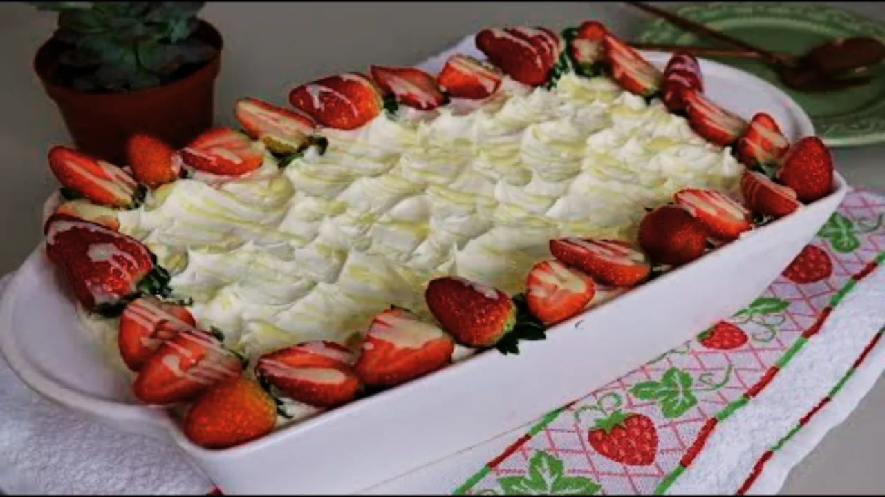 Pavê de Morango com Nata e bolacha Maisena