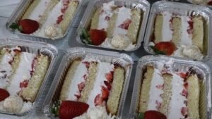 Bolo de Fatia de Morango com Chantilly