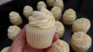 Cupcake de Massa Branca com Cobertura de Maracujá: Receita Fácil e Deliciosa