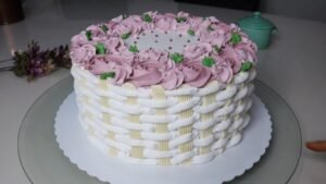 Aula Completa: Confeitando um Bolo Cesta de Rosas com Bico de Confeitar